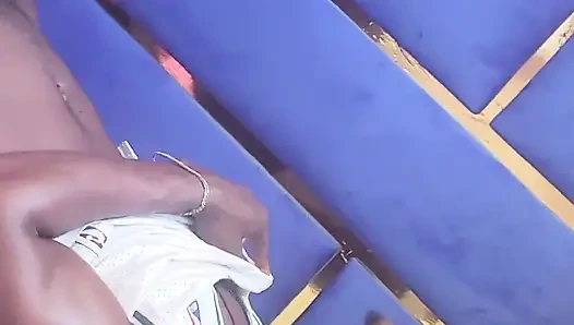 Als er das mädchen fickte, versprach er ihr iphone 17