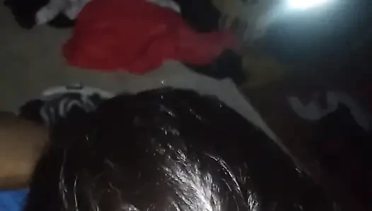 Dört ayak üzerinde sikiliyor ve ağzından sikiliyor, oral seks, domaltmalı