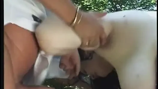 Büyük memeli olgun esmer açık havada sikişiyor