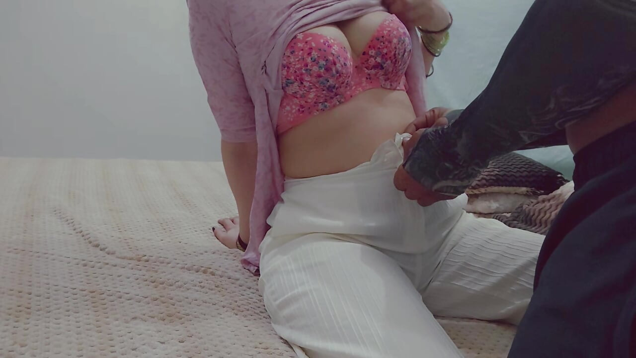 Kaam kr rahi wife ko hard choda ,don't miss the end