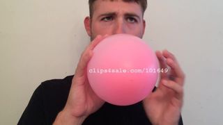 Fetiș cu baloane - Luke Rim acres suflând baloane