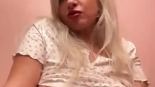 Aku menemukan tarian kecil ini di video kamar mandi