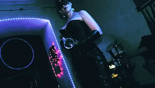 Eva si wanita domian dengan kos seksi lagi asik muasin memeknya pakai mainan seks bdsm sampai muncrat berkali-kali