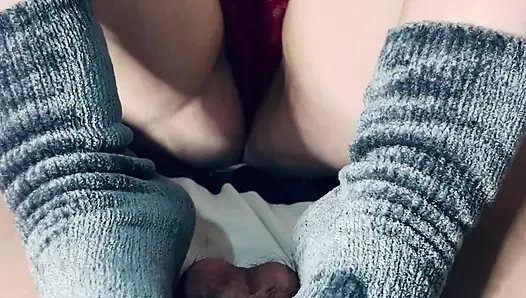 Cocooning-abend, flauschige graue socken und zusammenstellungs-moment