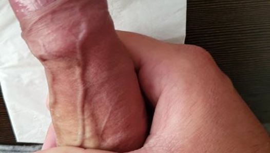 Dik sperma stroomt uit een dikke penis