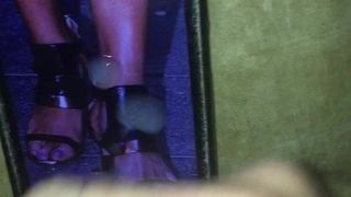 Éjaculation sur Charlotte Flair, gros pieds sexy