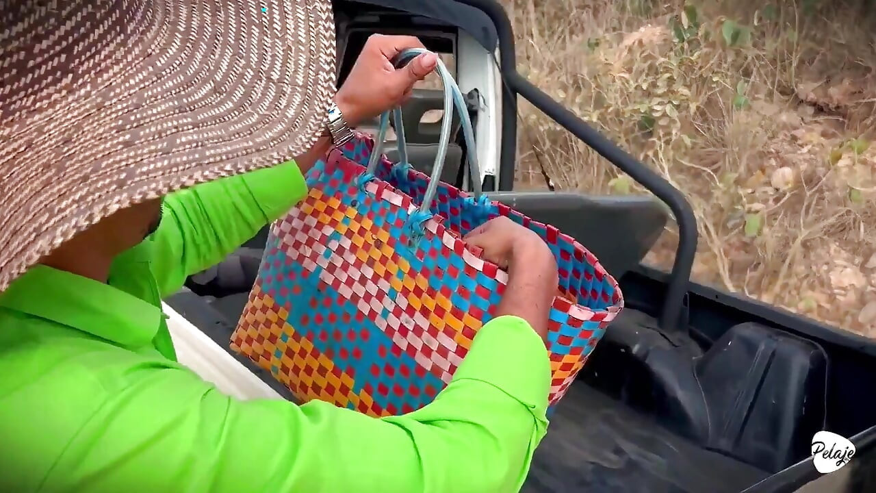 파인애플을 수확하고 싶었고 대신 보지에 카사바를 심은 농민 여자