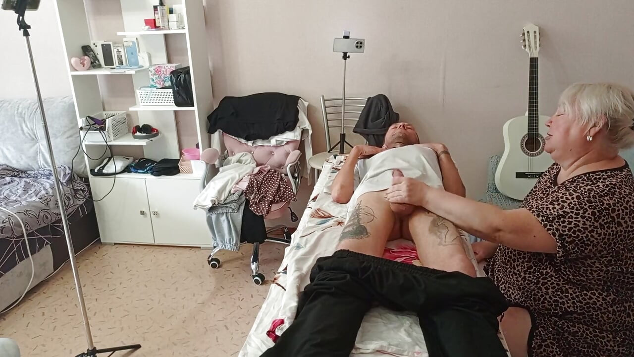 Mama vitregă suge și îmi masturbează pula pe masa de masaj și înghite spermă