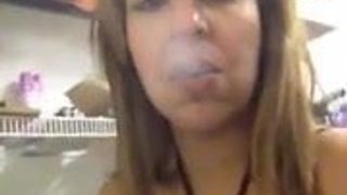 Sexy latina fumando