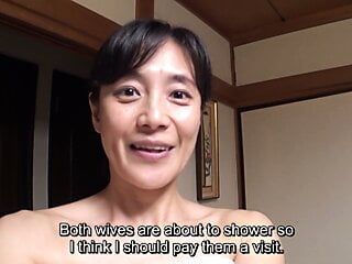 Milf japonesa visita esposa peituda para ajudá-la a tomar banho