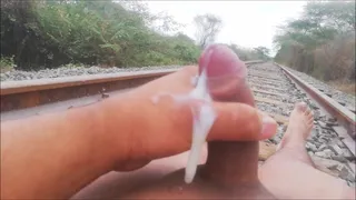 Mi Verga Eruccionando Full Semen en las Vias del Tren