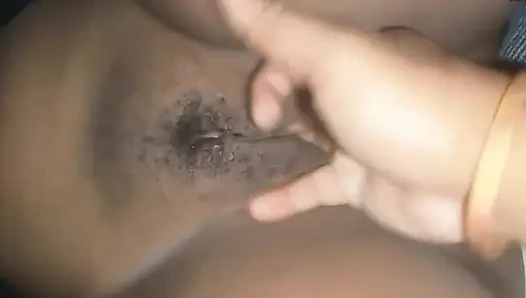 Lagi asik mainin memeknya