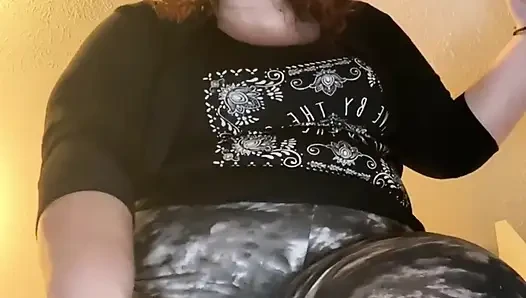 Giantess Discovers Michael, si cewek mungil dengan sepatu (bagian 1 dari sepatu mungil)