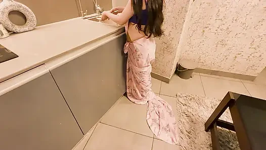Maid ne salary badhane ke liye owner ko convince Kiya apni chut de ke