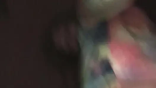 Sexy wird mit spermaladung nass und macht immer noch mit großem schwanz in allen 3 löchern, dann spielt mit arschloch
