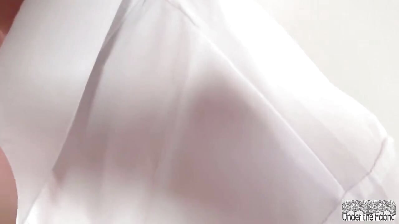 丰满美女随着她温暖的亲密节奏加深和今晚甜美的亲密感而轻柔地移动