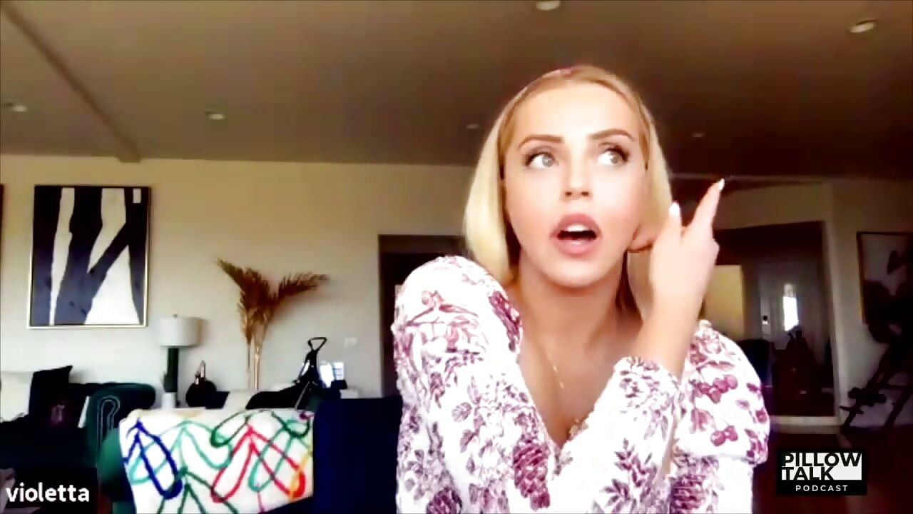 Violet Benson получает настоящее участие с соведущей Франческа Фараго