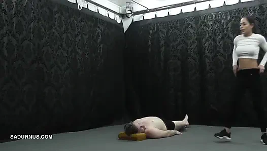 Под черными кроссовками Nomi Nike