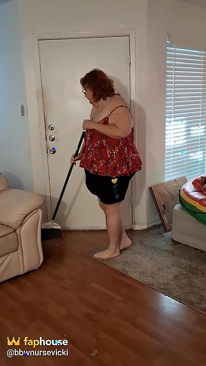 Zametající velká krásná sestřička Vicki se rozhodne zvážit