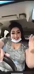 一个穆斯林女人性感地唱歌