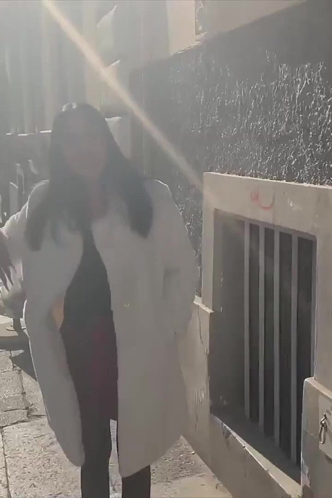 Giulia Diamond Andrew'un büyük yarağını yutuyor ve alıyor