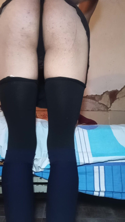Pamer celana dalam hitamku