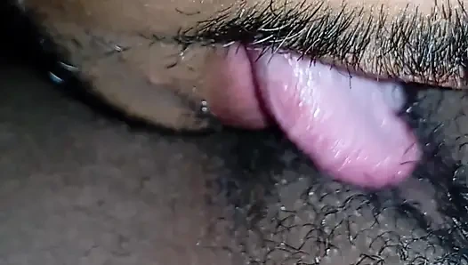 Yepyeni iri güzel kadın favela kulübesinde amını veriyor.