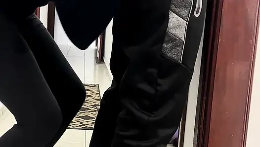 Kollegen hängen ab und haben sex auf dem Firmenflur.