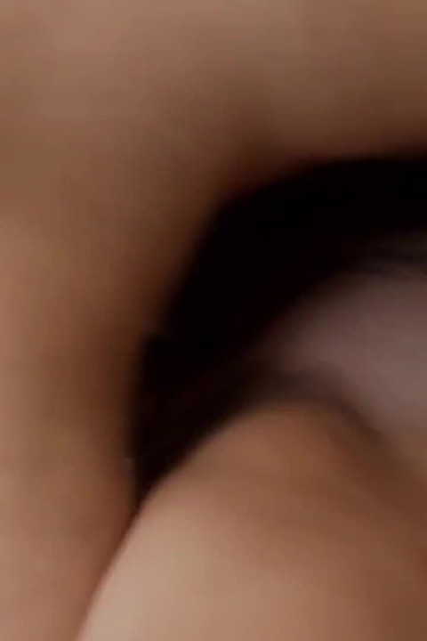 Büyük bir yarak sıkı amcığını derine iterken sarışın bebek inliyor