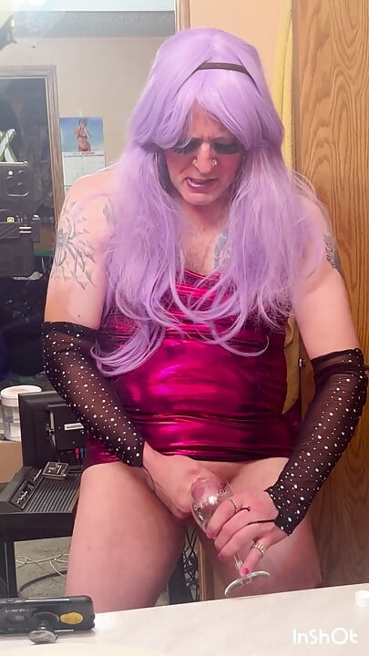 Crossdresser σε μωβ Masterbating με φινίρισμα που πίνει χύσια!