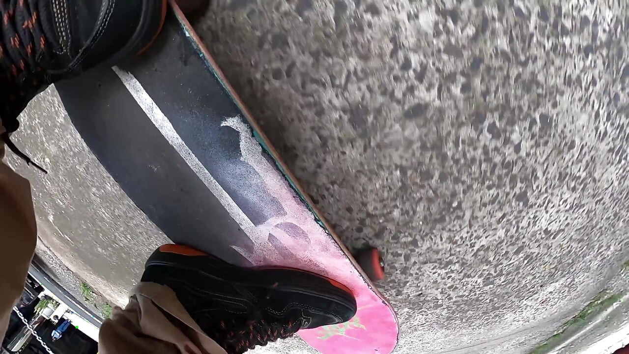 Un patin géant joue avec un petit homme puis le mange