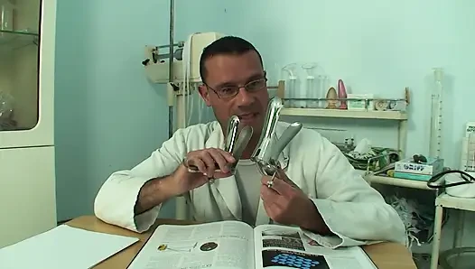 Sarışın sürtük parmakla sikilirken inliyor ve sevgilisinin yarağına biniyor