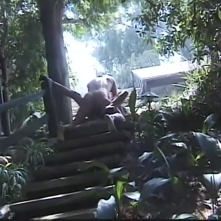 Fekete-fehér nyalás, baszás, nagy faszszopás a kertben