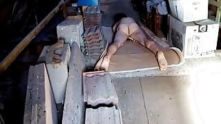Nackte buckel-masturbation im alten laden