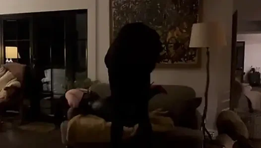 Шлепанье мужа-сисси!