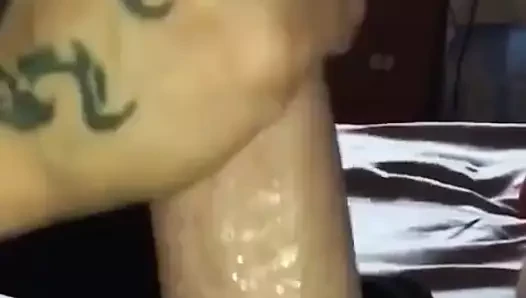 Evli kadın boşalana kadar kocasının büyük zenci yarağını okşuyor