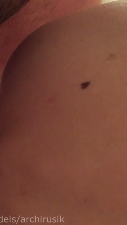 Genç bir göt ve komşus un büyük yarağı prezervatifsiz sikiliyor, femboy noktasına boşalıyor! | Klip 1