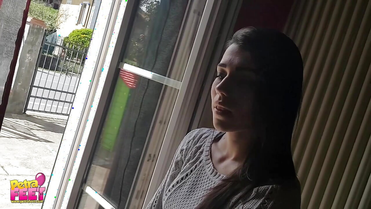 Wspaniała brunetka drażni wszystkich swoim paleniem