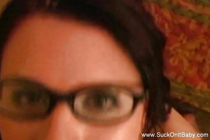 Chica nerd da mamada experta