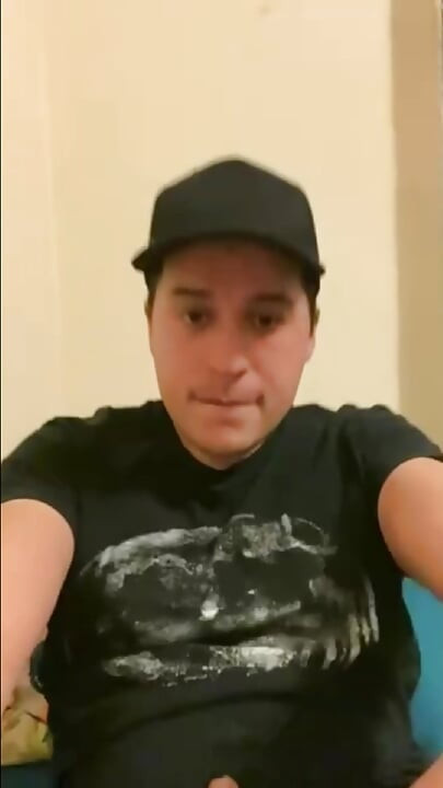 Милий Twink засовує ділдо глибоко собі в дупу і закінчує великою гарячою порцією