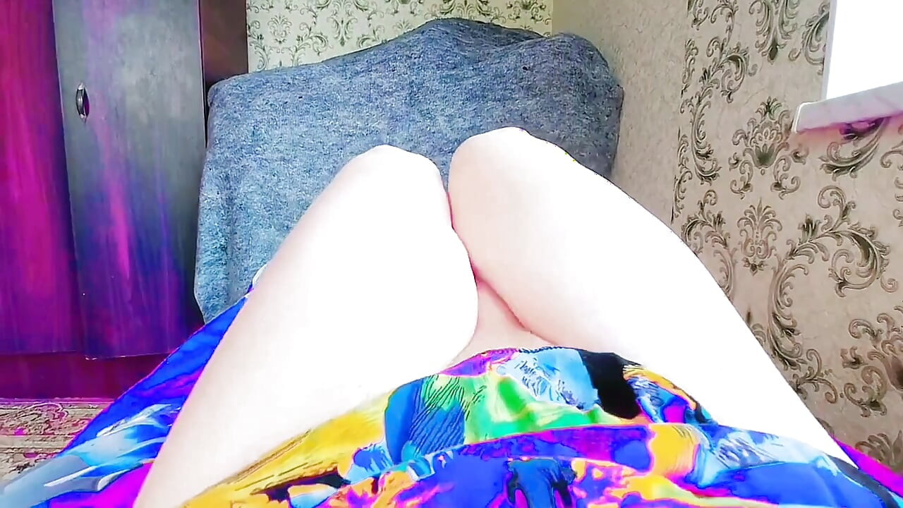 Prekrasan femboy drži kornet sladoleda pod suncem