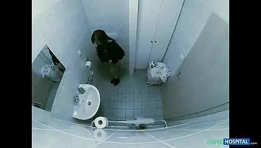Sahte hastane - sahte hastane doktoru çarpıcı bir esmerin mide ekşimesi için sert amcık sikişi teşhis ediyor