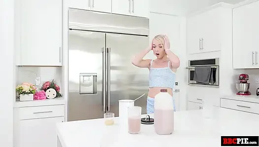 У Aurora есть лихорадка, которую только большой черный член может излечить