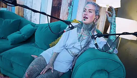 Ich spreche über F - Fear - ASMR podcast SFW spricht goth dünnes mädchen dreadlocks tattoo-modell inked mädchen