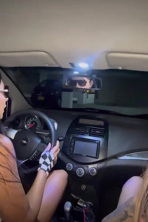 和两个非常饥渴又体型庞大的陌生人做爱