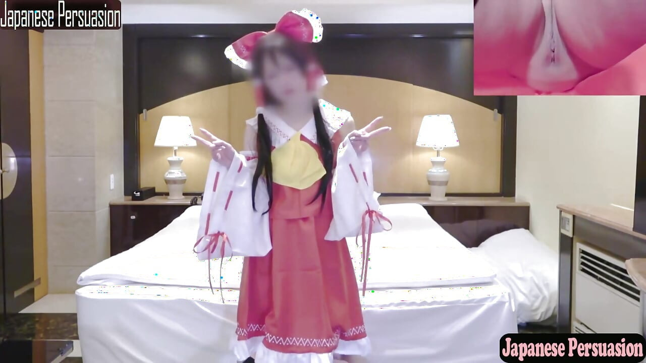 Smukła downer style apparel dziewczyna cosplayer pokazuje jej spokojny urok jako Reimu Shrine Maiden Ponownie 2