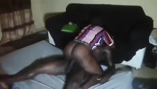 Es zeigt seine tabu-Kurven und lässt dich jegliche kontrolle verlieren