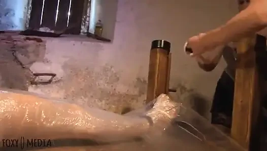 Tamamen folyoya sarılmış. Yüze oturma ve penis sikiş