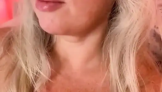 За кулисами синего, обнаженная и думающая красная субботняя мачеха Dommy в меж сценах!