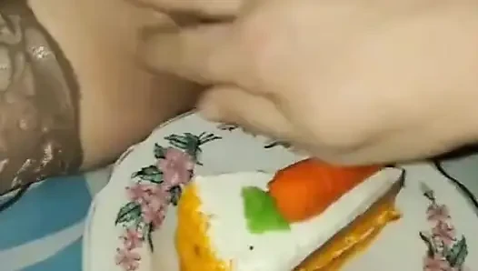 Cake in urine, a very tasty combination
